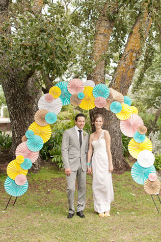 бумажные веера на свадьбе, декор свадебной арки