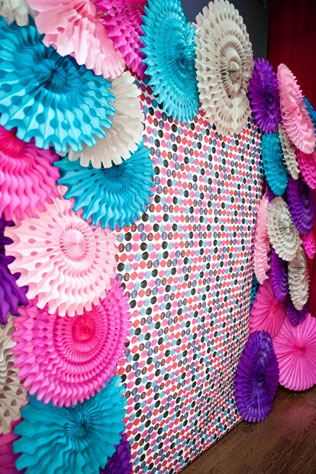 бумажные веера на свадьбе, декор свадебной арки