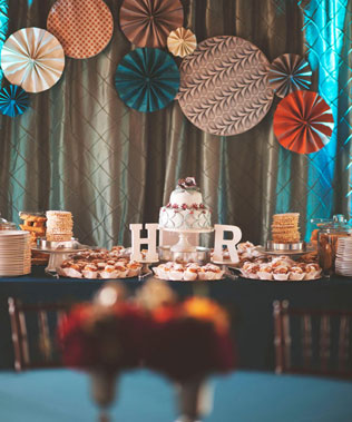 бумажные веера на свадьбе, декор сладкого стола