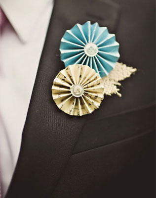 бумажные веера на свадьбе, бумажная бутоньерка жениха