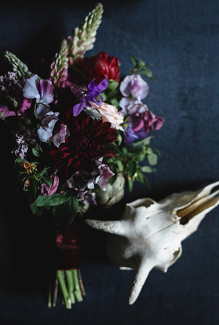 40 букетов невесты в темных тонах 