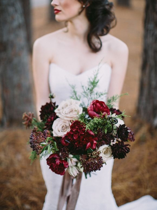 40 букетов невесты в темных тонах 