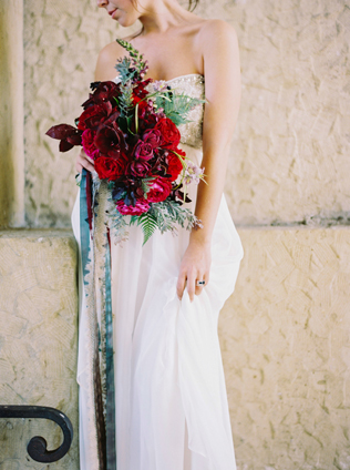 40 букетов невесты в темных тонах 