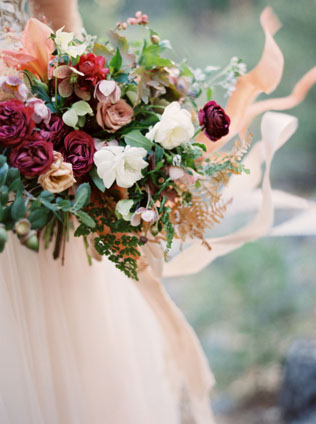 Детали: 46 свадебных букетов с длинными лентами 