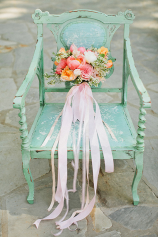 Детали: 46 свадебных букетов с длинными лентами 