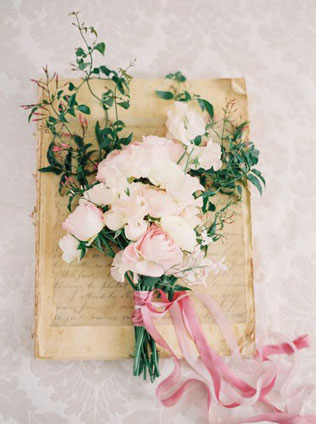 Детали: 46 свадебных букетов с длинными лентами 