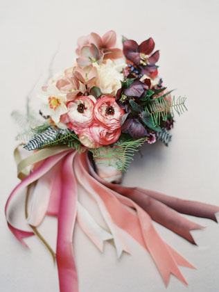 Детали: 46 свадебных букетов с длинными лентами 