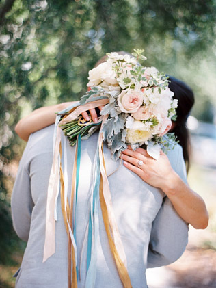 Детали: 46 свадебных букетов с длинными лентами 