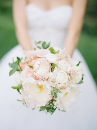 Сама нежность: свадебные букеты с пионовидными розами 