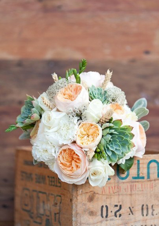 Сама нежность: свадебные букеты с пионовидными розами 