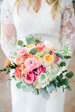 Сама нежность: свадебные букеты с пионовидными розами 