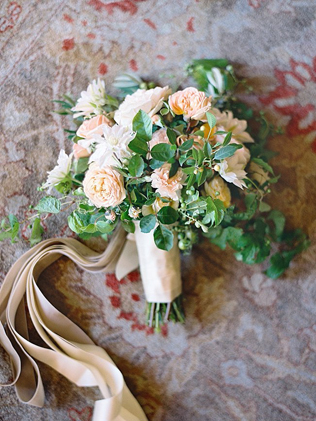 Сама нежность: свадебные букеты с пионовидными розами 