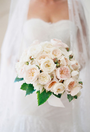 Сама нежность: свадебные букеты с пионовидными розами 