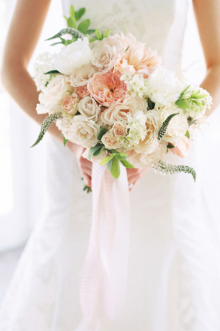 Сама нежность: свадебные букеты с пионовидными розами 