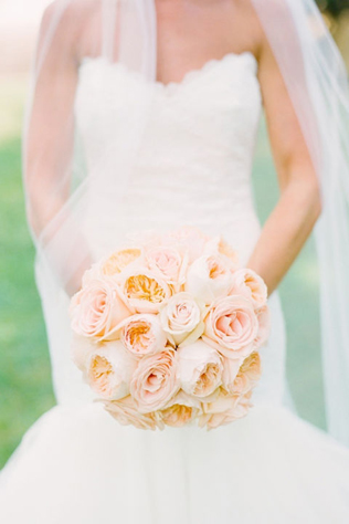 Сама нежность: свадебные букеты с пионовидными розами 