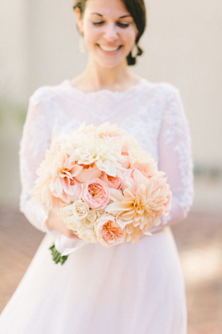 Сама нежность: свадебные букеты с пионовидными розами 