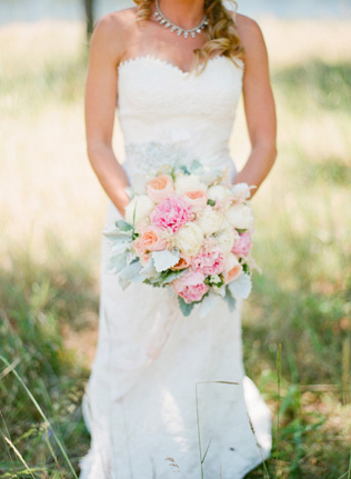 Сама нежность: свадебные букеты с пионовидными розами 