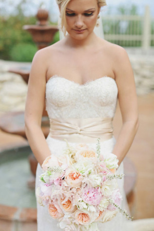 Сама нежность: свадебные букеты с пионовидными розами 