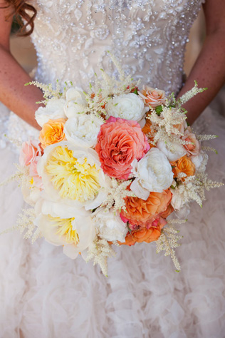 Сама нежность: свадебные букеты с пионовидными розами 