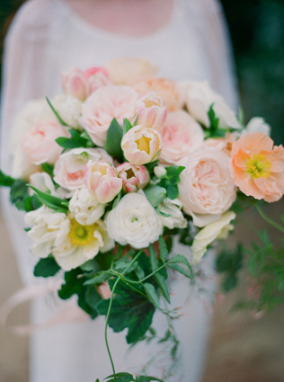 Сама нежность: свадебные букеты с пионовидными розами 