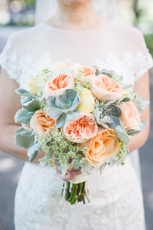 Сама нежность: свадебные букеты с пионовидными розами 