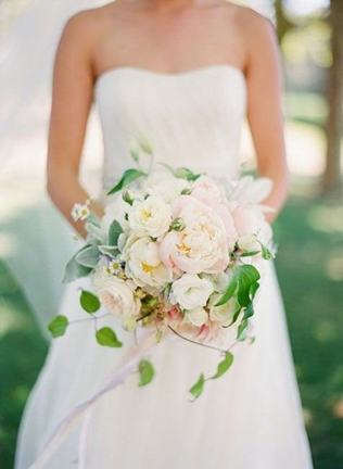 Сама нежность: свадебные букеты с пионовидными розами 