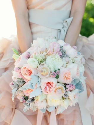 Сама нежность: свадебные букеты с пионовидными розами 