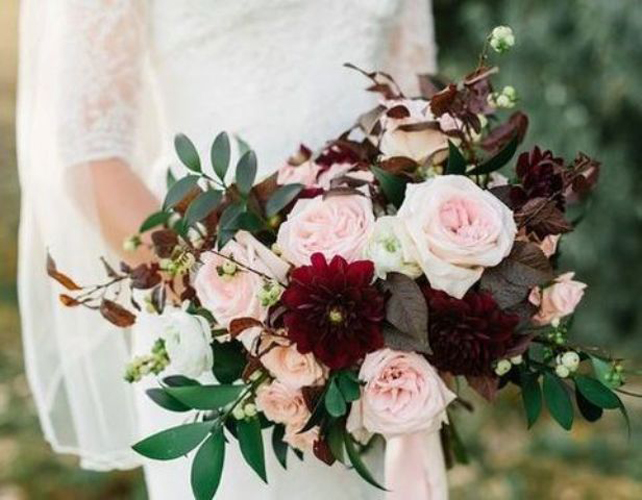 Осенняя палитра: сочетаем бургунди и оттенок пудры 