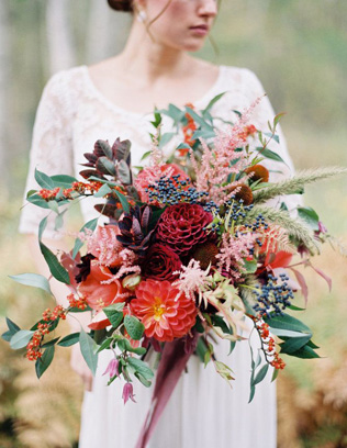 Осенняя палитра: сочетаем бургунди и оттенок пудры 