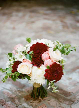 Осенняя палитра: сочетаем бургунди и оттенок пудры 