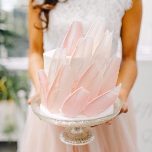 Тренд: свадебные торты, украшенные шоколадными и акварельными мазками