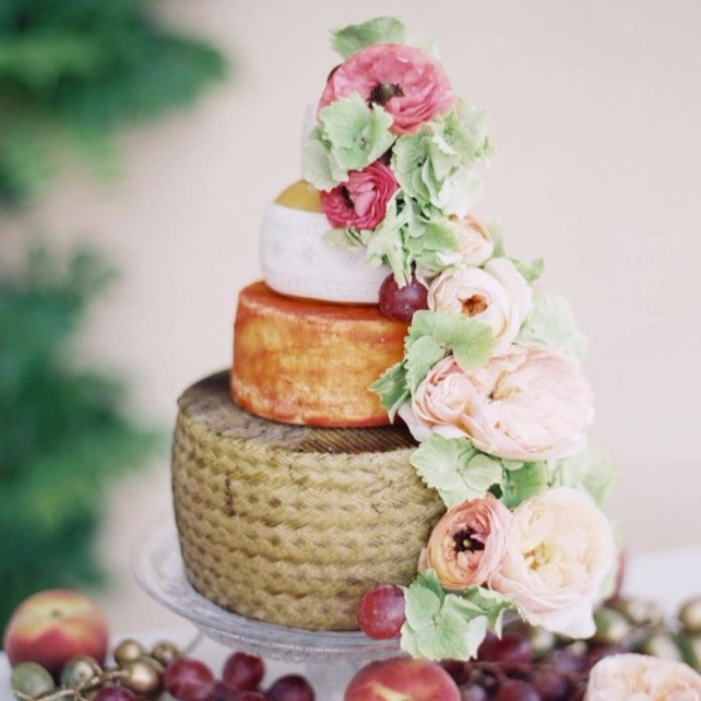 Аппетитный тренд: сырный торт на свадьбу