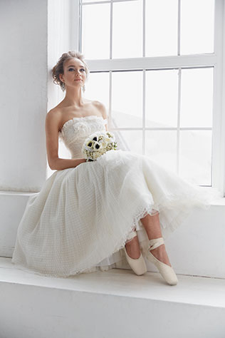 Свадебная фотосессия в стиле «Чёрного лебедя», невеста с букетом у окна