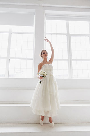 Свадебная фотосессия в стиле «Чёрного лебедя», невеста на пуантах у окна