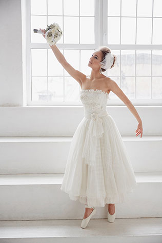 Свадебная фотосессия в стиле «Чёрного лебедя», невеста на пуантах у окна