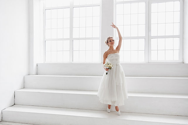 Свадебная фотосессия в стиле «Чёрного лебедя», невеста на пуантах у окна