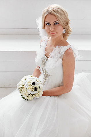 Свадебная фотосессия в стиле «Чёрного лебедя», невеста с букетом