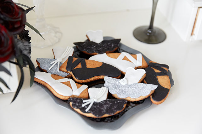 Свадебная фотосессия в стиле «Чёрного лебедя», печенье в виде балеток