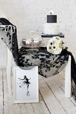 Свадебная фотосессия в стиле «Чёрного лебедя», сладкий стол