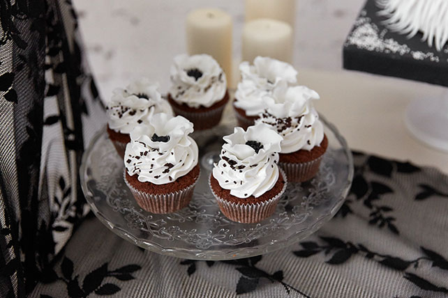 Свадебная фотосессия в стиле «Чёрного лебедя», пирожное