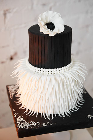 Свадебная фотосессия в стиле «Чёрного лебедя», торт