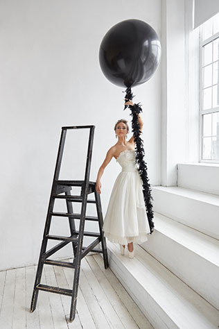 Свадебная фотосессия в стиле «Чёрного лебедя», невеста с большим шаром