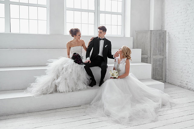 Свадебная фотосессия в стиле «Чёрного лебедя», жених и две невесты