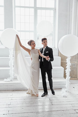 Свадебная фотосессия в стиле «Чёрного лебедя», жених и невеста с воздушными шарами