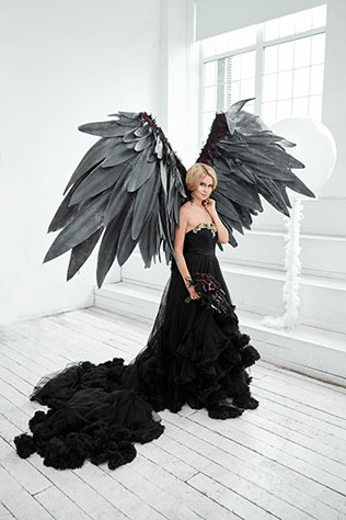 Свадебная фотосессия в стиле «Чёрного лебедя», черное платье с крыльями