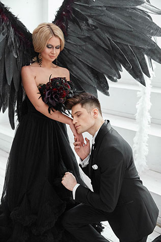 Свадебная фотосессия в стиле «Чёрного лебедя», жених и невеста с крыльями