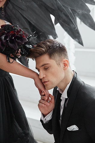 Свадебная фотосессия в стиле «Чёрного лебедя», жених и невеста с крыльями