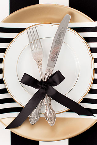 Black is a happy color: чёрно-белая свадебная фотосессия, сервировка стола