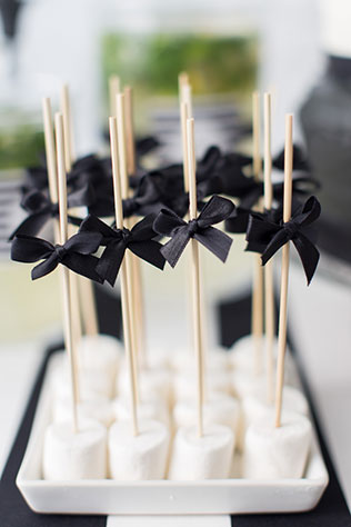 Black is a happy color: чёрно-белая свадебная фотосессия, зефир на шпажках