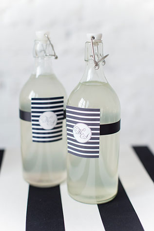 Black is a happy color: чёрно-белая свадебная фотосессия, бутылки с лимонадом